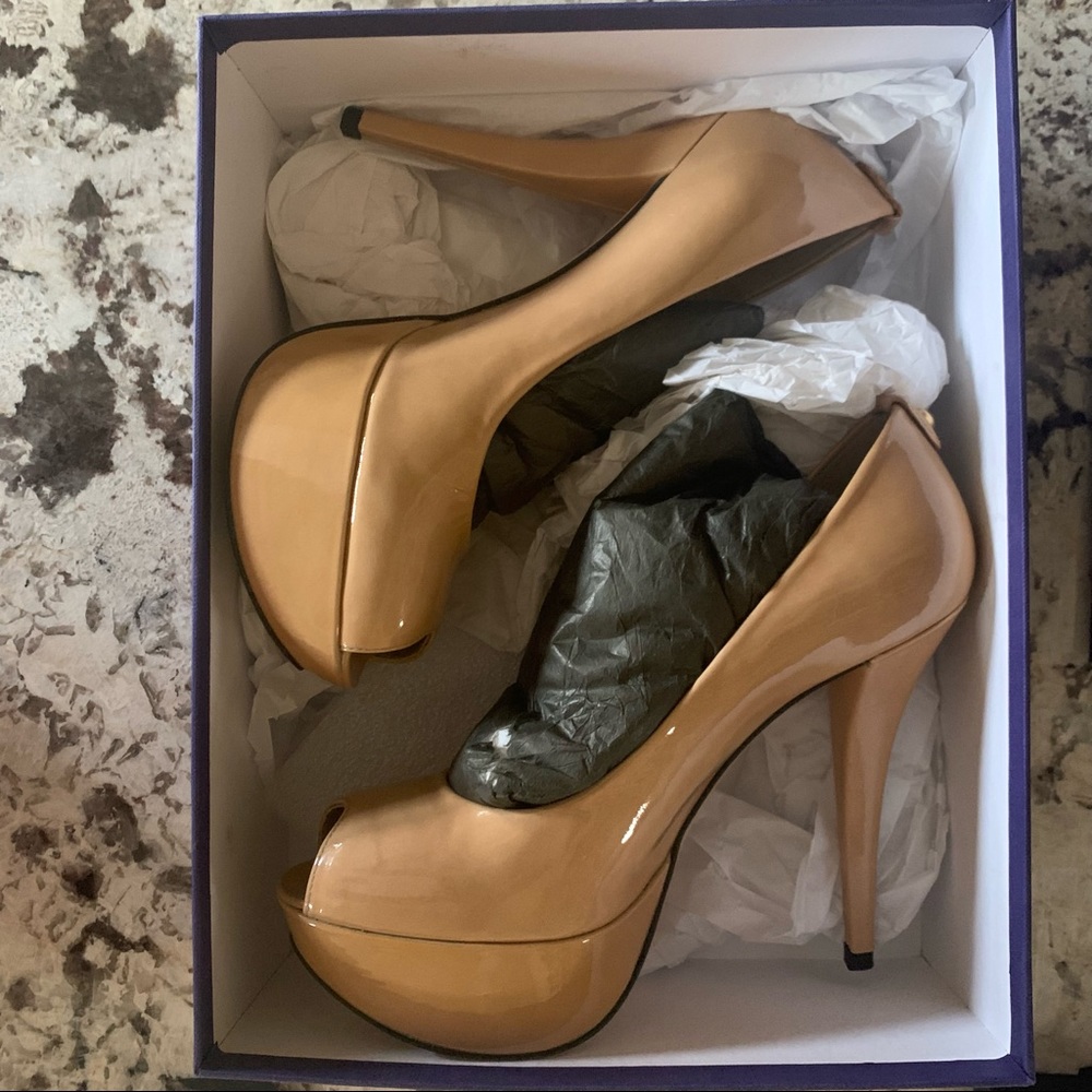 NEW STUART WEITZMAN NUDE PATENT LEATHER PUMP 8M